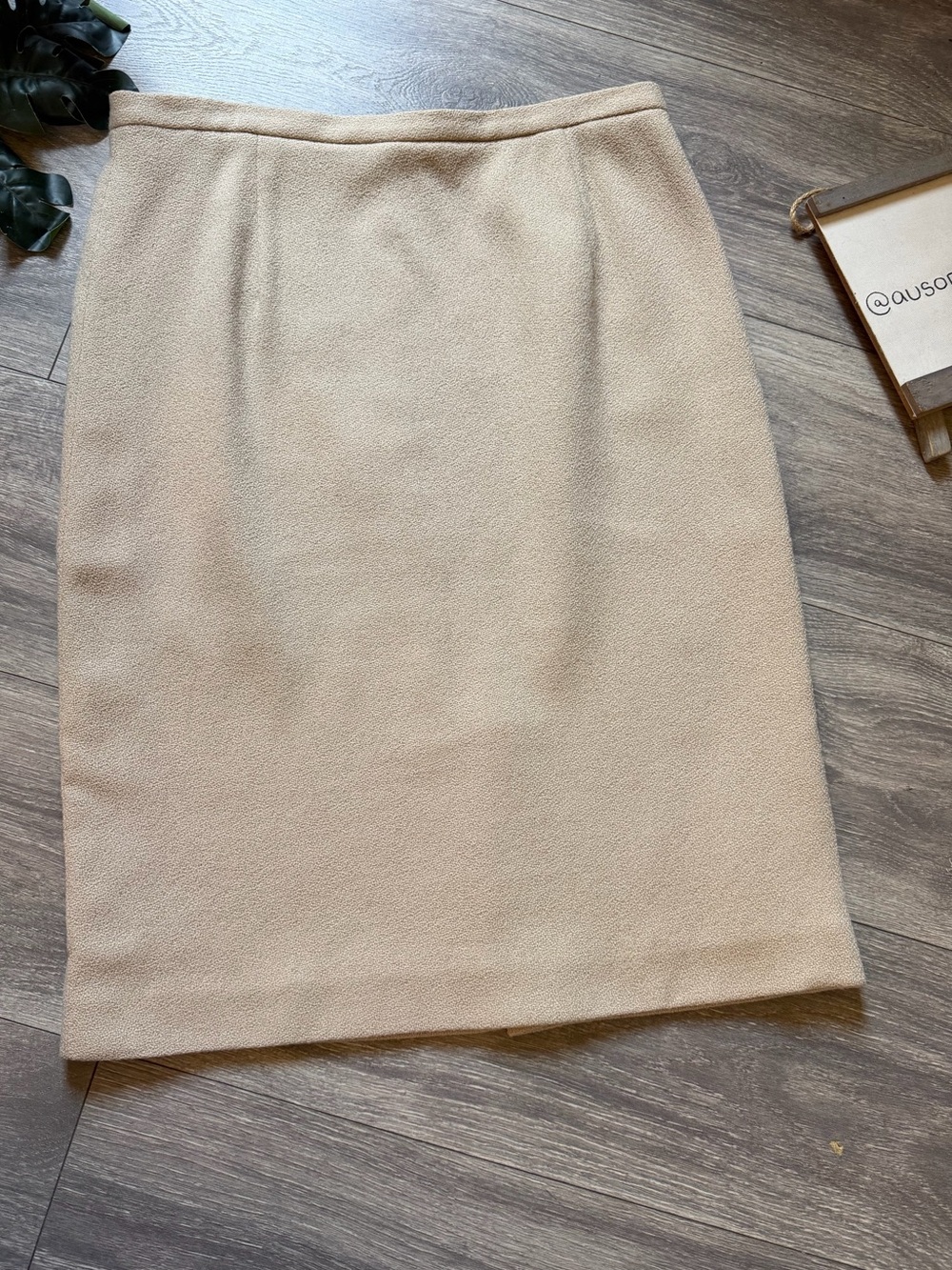 Vintage Ann Taylor Neutral Cream 100% Wool Pencil Skirt w Slit. Size 12